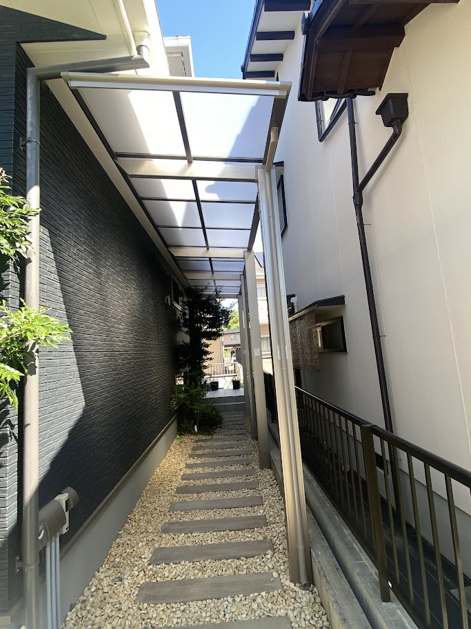 岡山県総社市の外構工事、半透明テラス屋根と砂利敷き飛び石が美しい新築住宅の施工事例