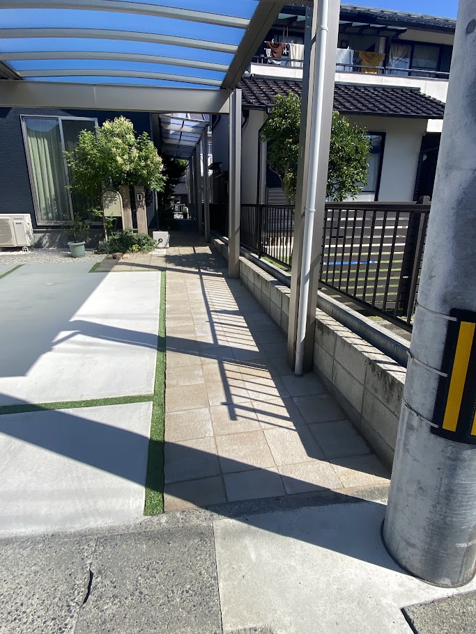岡山県総社市の新築外構工事、ベージュのインターロッキングと人工芝を組み合わせたモダンなアプローチ施工例