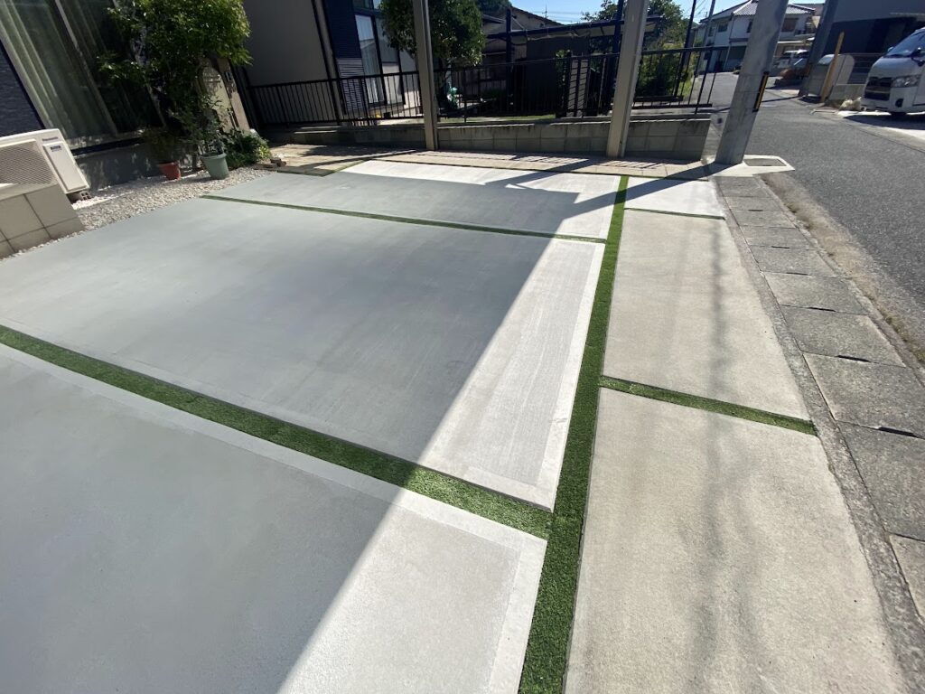 岡山県総社市の新築外構工事、刷毛引きコンクリートと平板と人工芝を組み合わせたモダンな駐車場デザイン